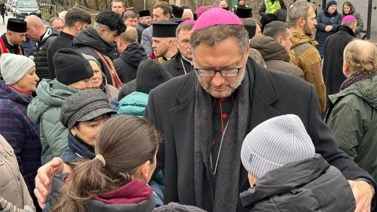 L'arcivescovo Visvaldas Kulbokas abbraccia i fedeli di Ternopil