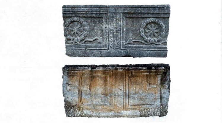 Frente e verso do painel do sarcófago de mármore encontrado na igreja de Coimeses.