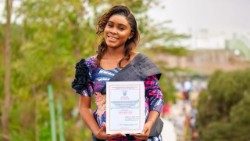 La giovane Yasmine Mbellu Lumbala nel giorno della laurea