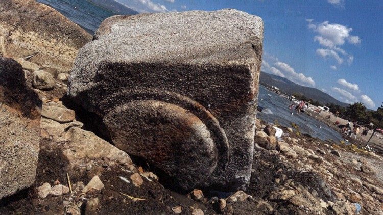 Bloco de mármore com motivo em escudo