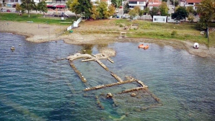 Vista aérea da basílica no Lago Iznik. Fotografia de Mustafa Şahin.