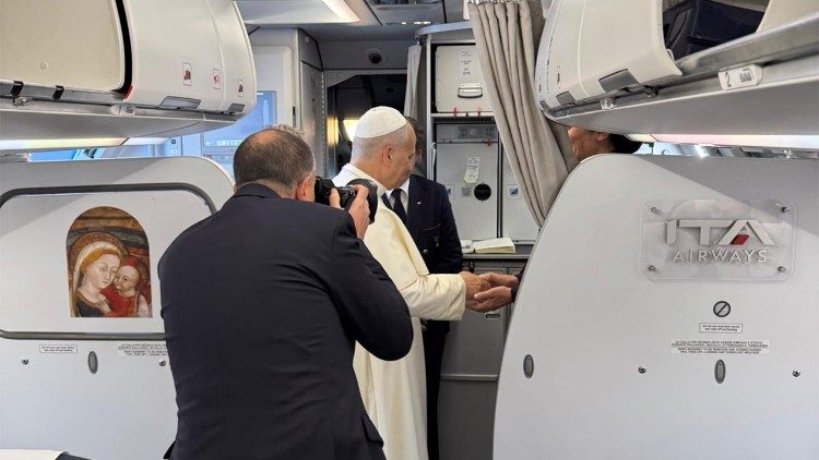 Papież zajął miejsce w samolocie