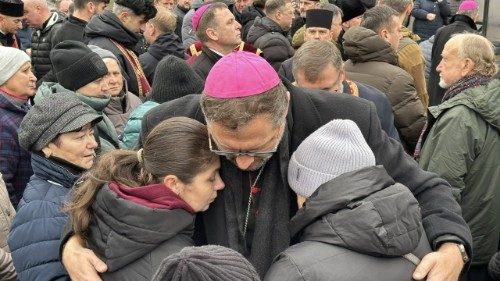 Архиепископ В. Кульбокас молится вместе с родными жертв ракетного удара по Тернополю