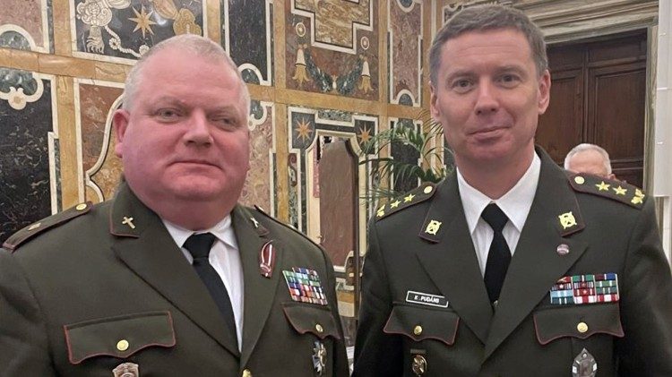 Raimonds Krasinskis (no kreisās) kopā ar NBS komandieri, ģenerālmajoru Kasparu Pudānu