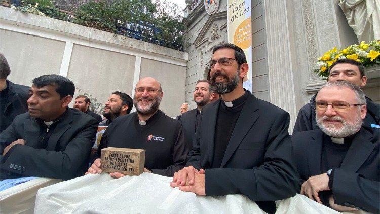 አባ ፓውሎ ካፕራ  የመሠረት ድንጋይ ይዘው