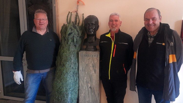 Botschafter Bruno Kahl (links) brachte den diesjährigen Weihnachtsbaum persönlich an den Sitz von Radio Vatikan/Vatican News