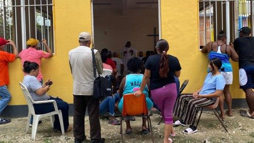 Spagna, decreto regolarizzer&agrave; 500 mila migranti. I vescovi: atto di giustizia sociale