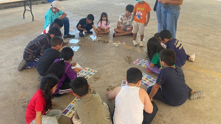 I bambini giocano nella casa-rifugio. La 72, Hogar-Refugio para Personas Migrantes