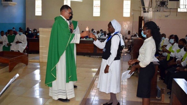 Suor Juliana riceve una candela durante il suo incarico come interprete di lingua dei segni nell'Arcidiocesi di Nairobi da padre Salvador Gomes MG l'ex cappellano dei non udenti 