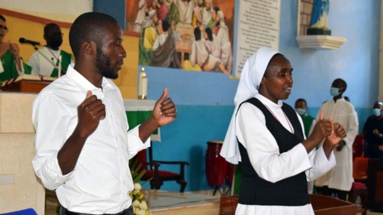 Suor Juliana canta usando il linguaggio dei segni con Paul, un non udente che aspira a diventare sacerdote  