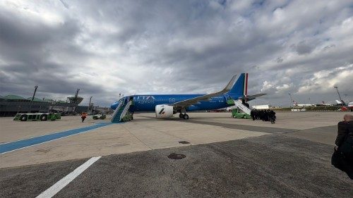 El avión del Papa despegó de Estambul con destino al Líbano