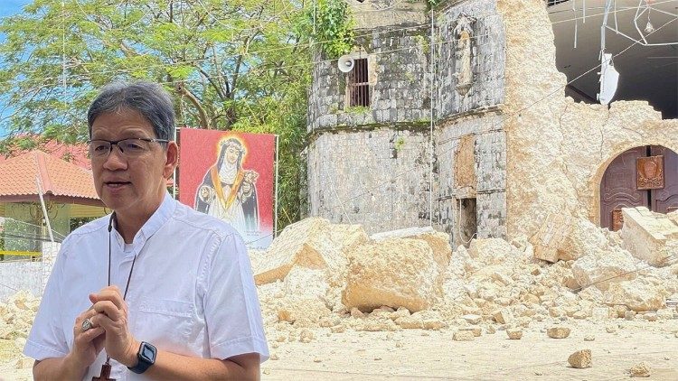 Archbishop Alberto Uy speaks to the faithful outside the damaged Archdiocesan Shrine of Santa Rosa de Lima in Daanbantayan, Cebu, after a 6.9-magnitude earthquake struck the region on September 30. Photo: Archdiocesan Shrine of Santa Rosa de Lima