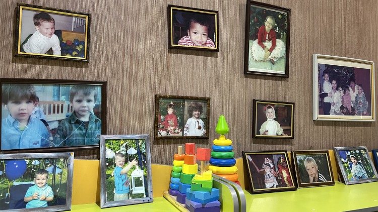 Vorzel: Fotos von adoptierten Kindern im Flur