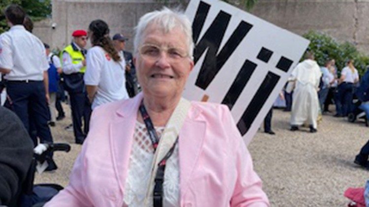 Erika aus Würzburg mit der Diözesen-Tafel