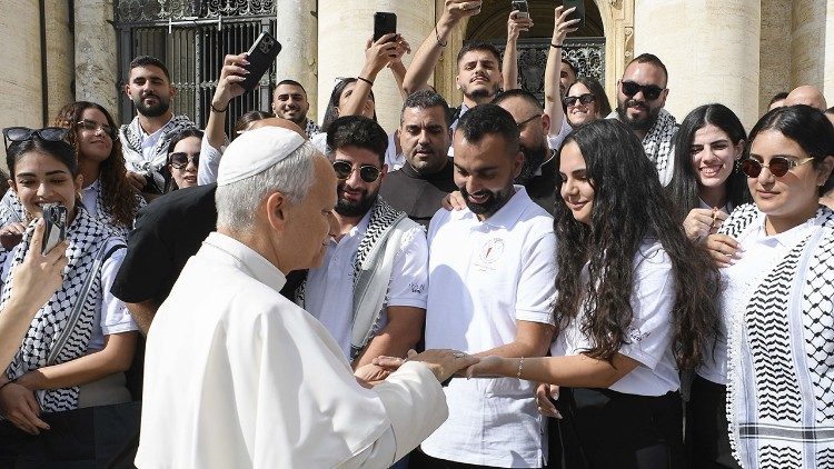 Leone XIV saluta un gruppo di giovani palestinesi durante un'udienza generale