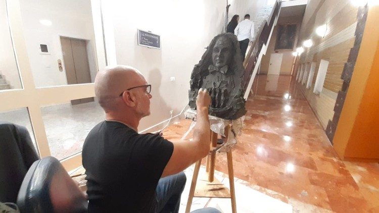 Lo scultore Timothy Schmalz mentre realizza un busto di Santa Francesca Cabrini