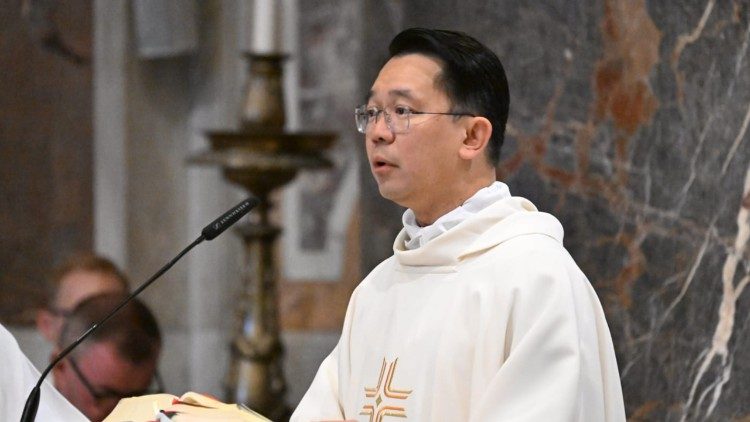 Ks. Jan Maria Chun Yean Choong przewodniczący czwartkowej Mszy św. przy grobie św. Jana Pawła II (ks. Marek Weresa)