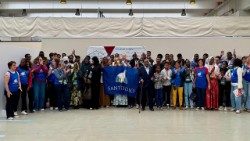 വിമാനത്താവളത്തിൽ എത്തിയ അഭയാർത്ഥി സംഘം 