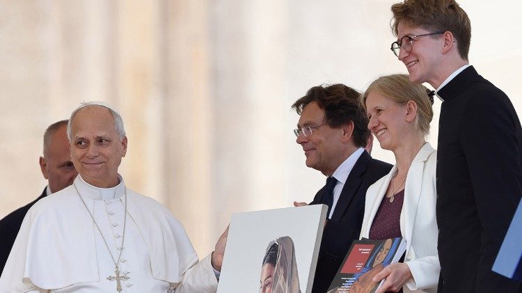 Przedstawiciele polskiej Fundacji Świętego Mikołaja oraz Watykańskiej Fundacji Jana Pawła II przedstawili Leonowi XIV projekt malarski