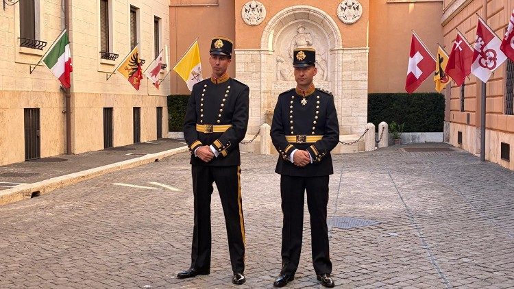 Ufficiali della Guardia Svizzera Pontificia indossano la nuova uniforme di rappresentanza