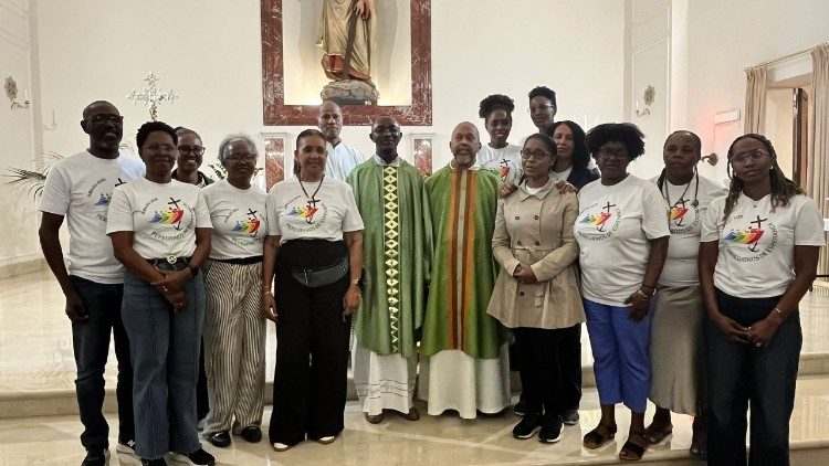 Catequistas da Diocese de Santiago. À margem do Jubileu dos Catequistas, particiaparam da missa na comunidade cabo-verdiana em Roma. Com eles, os padres Ilídio e Eliseu. 