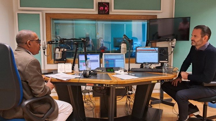 Filinto Elisio e Stéphane Bitchatchi, na Rádio Vaticano 