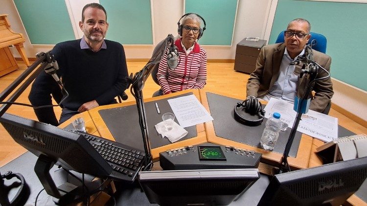 o Poeta Filinto Elísio e o promotor cultural, Stéphane Bitchatchi, na Rádio Vaticano