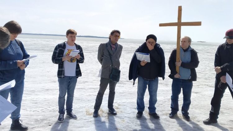 Padre Fecondo (il terzo da destra) celebra la Via Crucis sul fiume Ob'. Foto: Padre Alfredo Fecondo