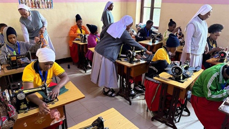 Le Suore Canossiane supervisionano le ragazze presso il Centro di formazione di Santa Maddalena