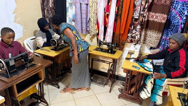 Theresia insegna ad altre ragazze provenienti da famiglie povere ad acquisire abilità di cucito in modo che possano gestire la propria vita