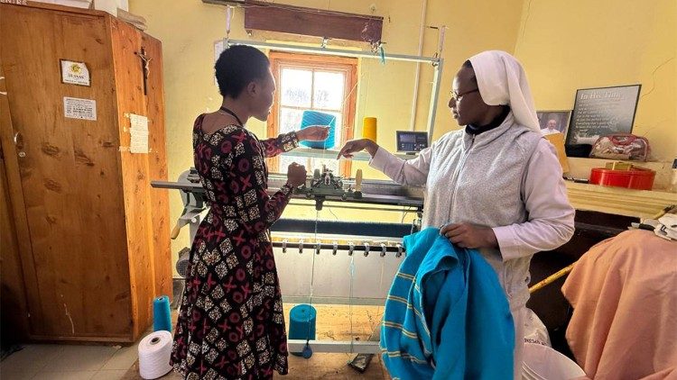 La responsabile del Centro di Formazione Santa Maddalena, suor Levina Mzebele, addestra una ragazza sull'uso di una macchina avanzata per fare maglioni.