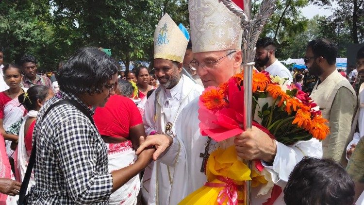 तुसगो के उत्सव में प्रेरितिक राजदूत लेओपोल्द जिरेली