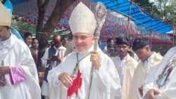 भारत और नेपाल के लिए वाटिकन के प्रतिनिधि महाधर्माध्यक्ष लेओपोल्दो जिरेली महुआडाड़ में तुसगो पर्व मनाते हुए