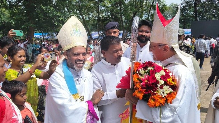 वाटिकन के प्रतिनिधि महाधर्माध्यक्ष लेओपोल्दो जिरेली डालटेनगंज के धर्माध्याक्ष एवं विश्वासियों से मुलाकात करते हुए