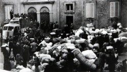 Piu XII midis turmës pas bombardimit të Romës në vitin 1943