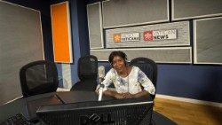 La camerounaise Francoise Kofache Aissatou, médiatrice culturelle bénévole catholique, dans les studios de Radio Vatican.