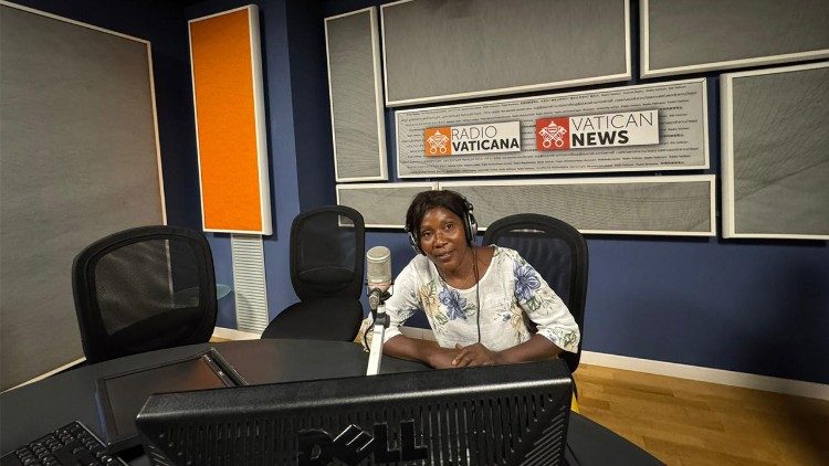 La camerounaise Francoise Kofache Aissatou, médiatrice culturelle bénévole catholique, dans les studios de Radio Vatican.
