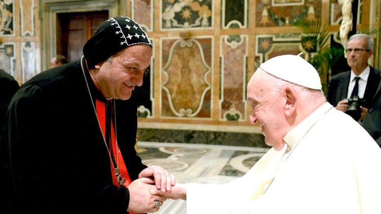 Abp Mourad podczas spotkania z papieżem Franciszkiem (Watykańska Fundacja Jana Pawła II)