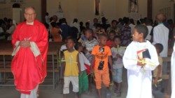 Le père Bertrand Bourran à Tsarahasina, dans le nord de Madagascar.