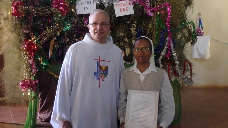 Le père Bertrand Bourran avec sœur Sylvie.