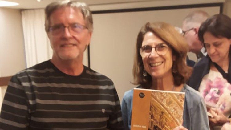 Prof. Marina Massini acompanhada por colegas de pesquisa