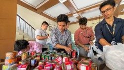 Seminaristi di Cebu, nelle Filippine, impegnati nella raccolta di aiuti per le persone colpite dal terremoto. Foto: arcidiocesi di Cebu