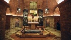 Den hellige Frans' grav i krypten i Assisi