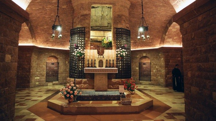 Den hellige Frans' grav i krypten i Assisi