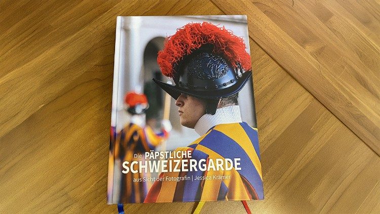 Buchtipp: Die päpstliche Schweizergarde aus Sicht der Fotografin Jessica Krämer