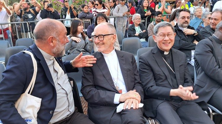 À la fête des Peuples, les cardinaux Czerny (au centre) et Tagle (à droite)