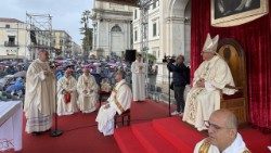 Pomimo niesprzyjającej pogody wielu wiernych oraz kapłanów przybyło modlić się o pokój przed wizerunkiem Matki Bożej w Pompejach