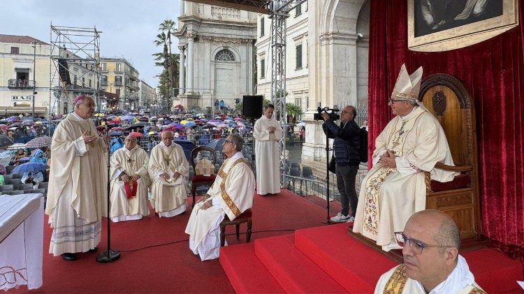 Il saluto dell'arcivescovo di Pompei, Tommaso Caputo, al vescovo di Oria monsignor Vincenzo Pisanello,, che ha presieduto la celebrazioe
