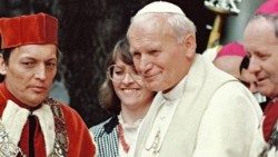 Święty Jan Paweł II był nie tylko duchowym przywódcą Kościoła katolickiego, ale również człowiekiem głęboko związanym ze środowiskiem akademickim