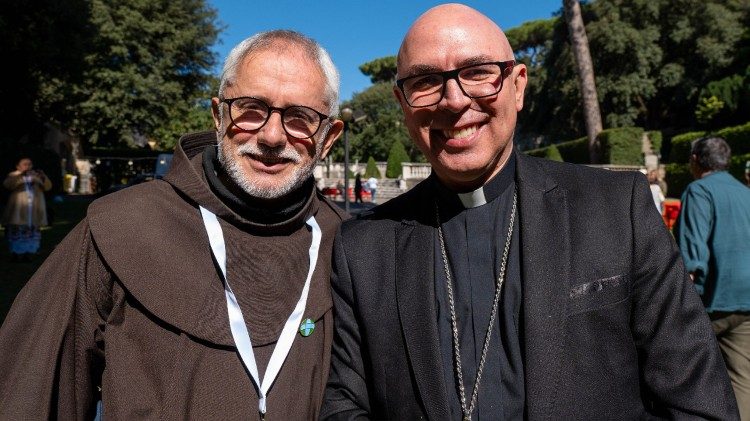 Dom Ricardo Hoepers (direita) no jardim do Centro Mariapoli, em Castel Gandolfo.